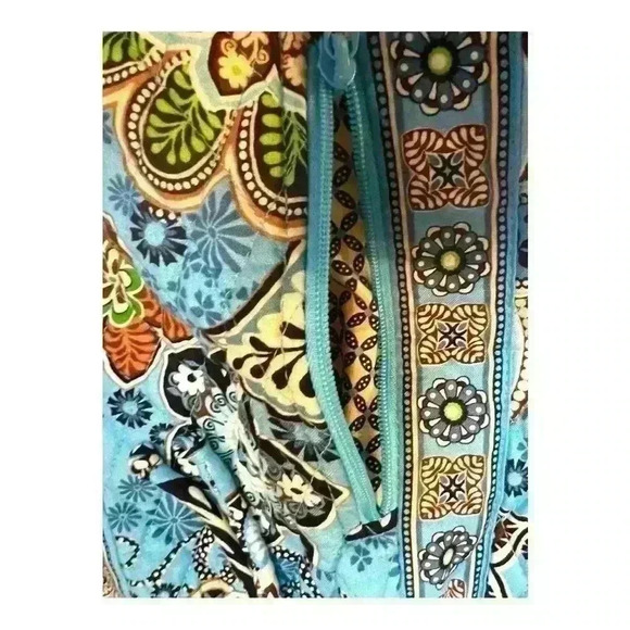 Vera Bradley drawstring bag.  Excellent Used Condition - Picture 2 of 6